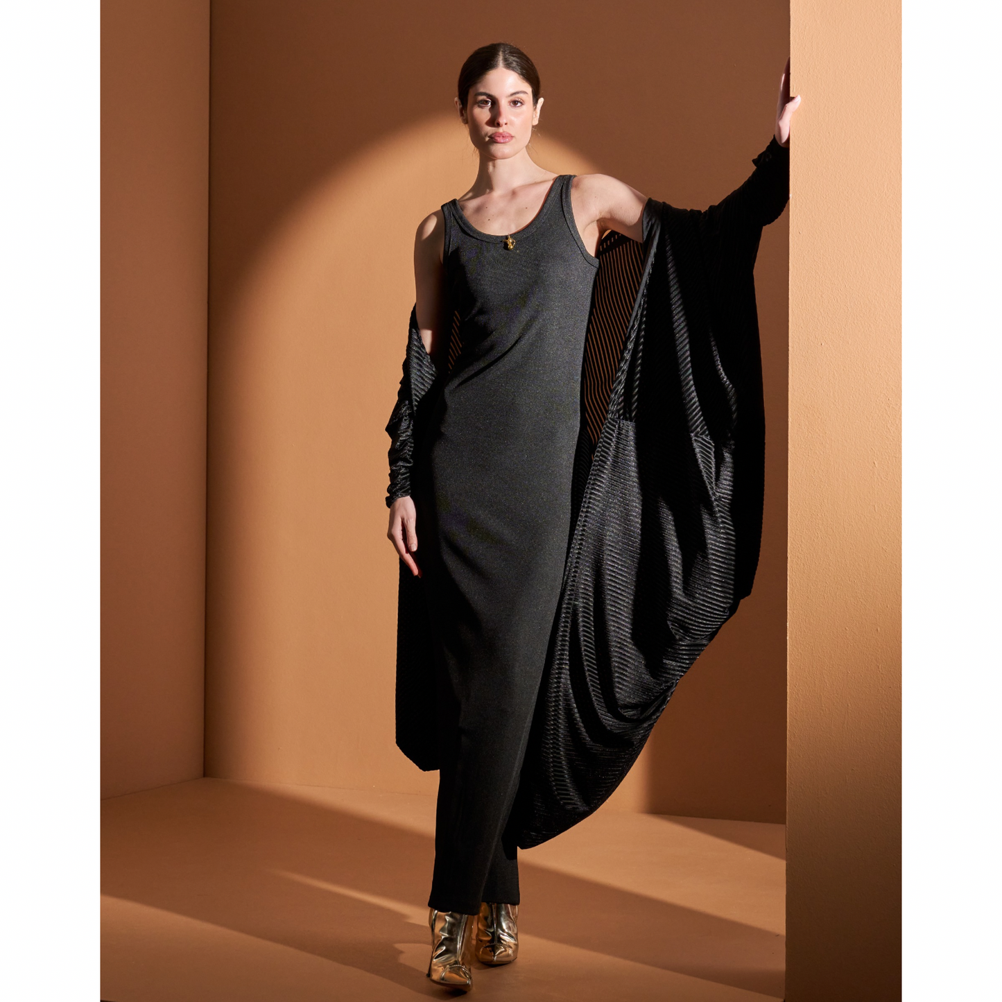 Look16- Black