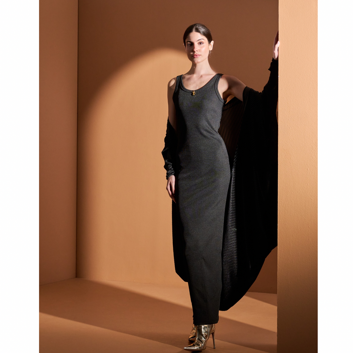 Look16- Black